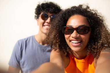 Birlikte selfie çeken iki arkadaşın portresi.