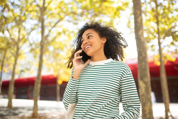 Retrato Sonriente Joven Afroamericana Mujer Hablando Con Teléfono Celular —  Fotos de Stock
