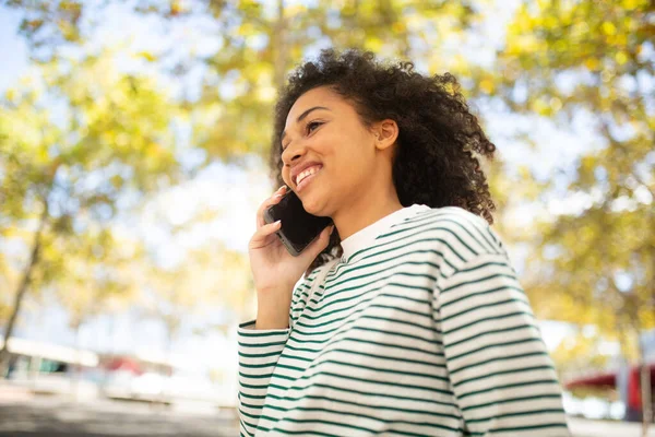 Portrait Smile African American Girl Talking Cellphone — Stok Foto