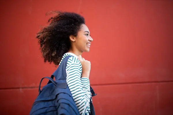 Sisi Tampilan Ceria Perempuan Mahasiswa Berjalan Dengan Tas — Stok Foto