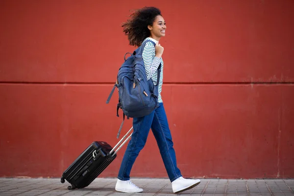 Tam Boy Portre Genç Seyahat Eden Kadın Bavulu Çekiyor — Stok fotoğraf