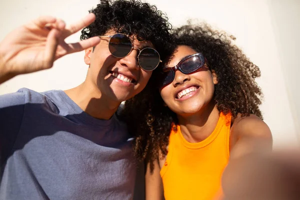 Birlikte selfie çeken iki mutlu arkadaşın portresi.