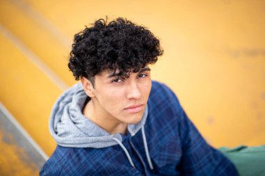 Kapalı portre ciddi genç adam dik dik bakıyor