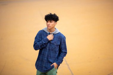 Dışarda yürüyen yakışıklı genç adam.