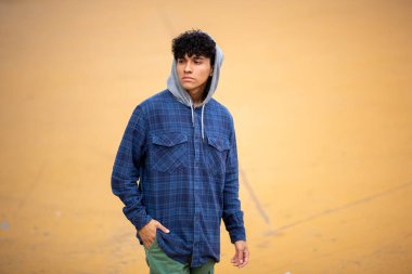 Portre. Kapüşonlu yakışıklı genç adam.