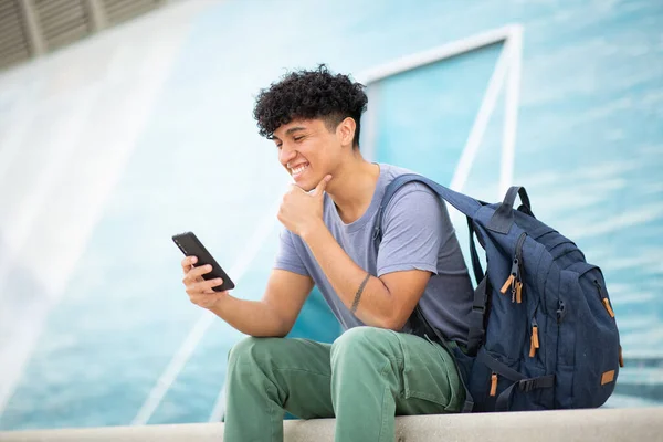 Portret Jonge Lachende Man Zittend Met Mobiele Telefoon Tas — Stockfoto