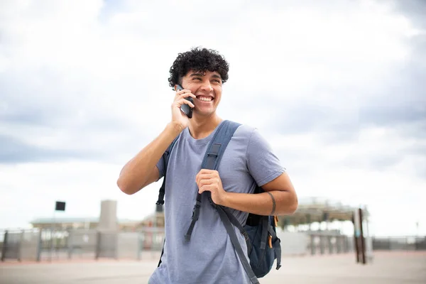 Retrato Feliz Joven Hablando Con Teléfono Móvil — Foto de Stock