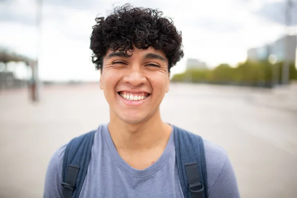 Tutup Potret Tersenyum Pemuda Dengan Rambut Keriting — Stok Foto