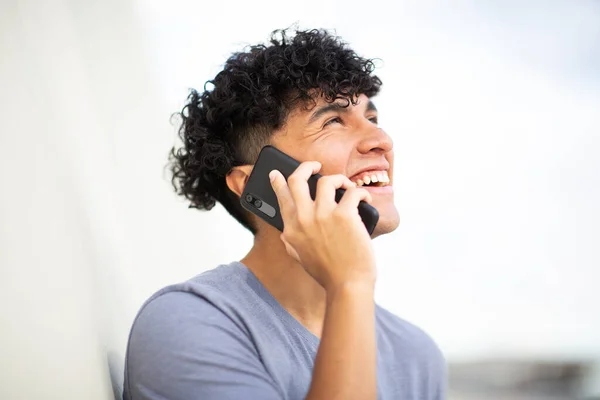Retrato Joven Feliz Hombre Hablando Con Teléfono Celular Mirando Hacia — Foto de Stock