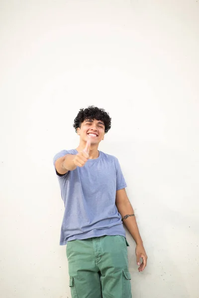 Портрет Счастливый Молодой Человек Большим Пальцем Вверх Руку Знак — стоковое фото