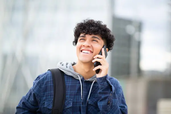 Porträtt Leende Ung Man Talar Med Mobiltelefon Staden — Stockfoto