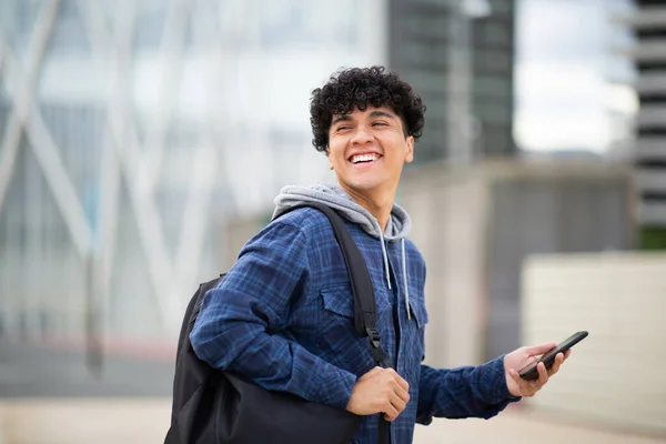 Potret Samping Pria Muda Yang Bahagia Memegang Ponsel Kota — Stok Foto