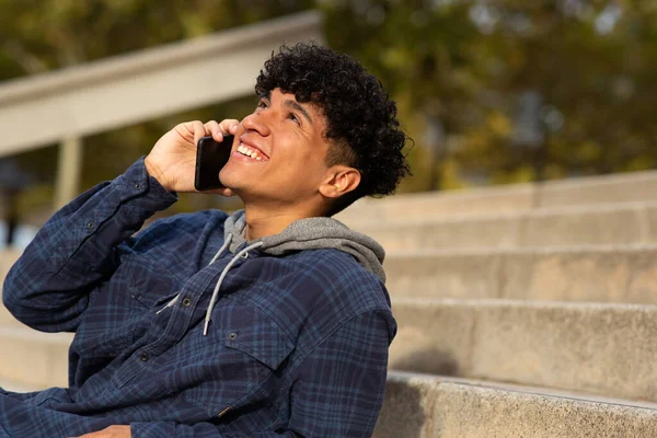 Porträtt Ung Man Talar Med Mobiltelefon Trappan Utomhus — Stockfoto