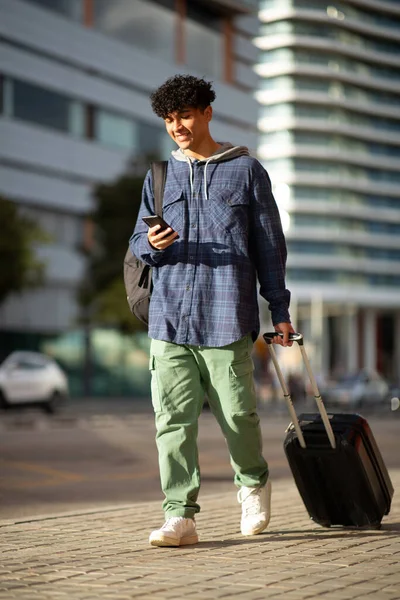 Potret Lengkap Pria Perjalanan Muda Berjalan Jalan Kota Dengan Ponsel — Stok Foto