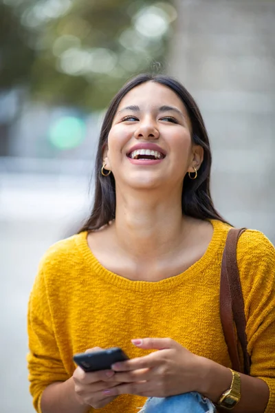Portrait Happy Young Woman City Holding Mobile Phone Bag — Stock Photo, Image