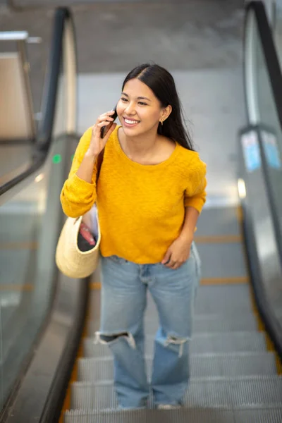Portrait Jeune Femme Heureuse Sur Escalator Parler Avec Téléphone Mobile — Photo