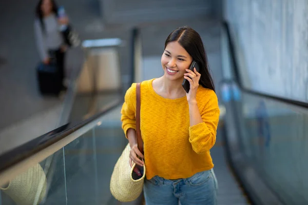 Retrato Mujer Joven Sonriendo Hablando Teléfono Móvil Mientras Está Pie —  Fotos de Stock