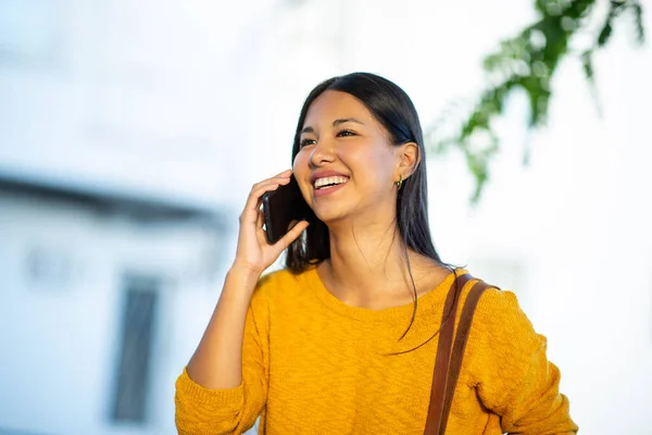 Foto Tersenyum Wanita Muda Yang Cantik Berbicara Dengan Ponsel Luar — Stok Foto