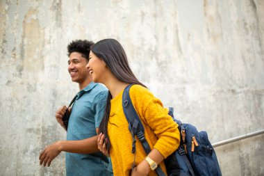 Sokakta çantalı mutlu öğrencilerin portresi