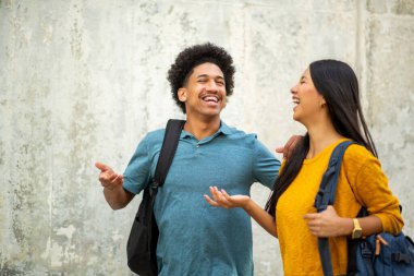 Çantalı mutlu erkek ve kız öğrencilerin portresi