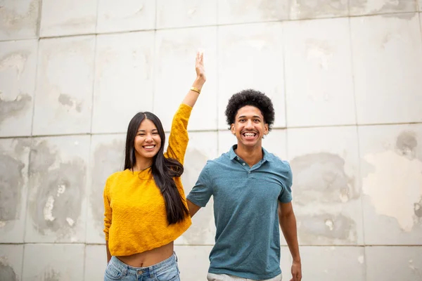 Potret Pasangan Muda Ceria Dengan Tangan Udara — Stok Foto
