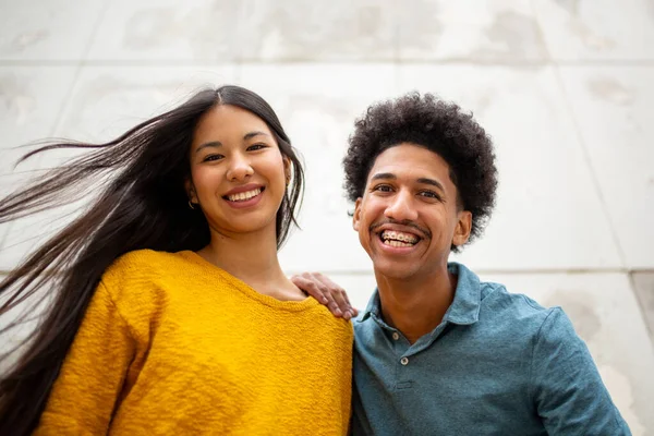 Potret Pasangan Muda Hispanik Tersenyum — Stok Foto