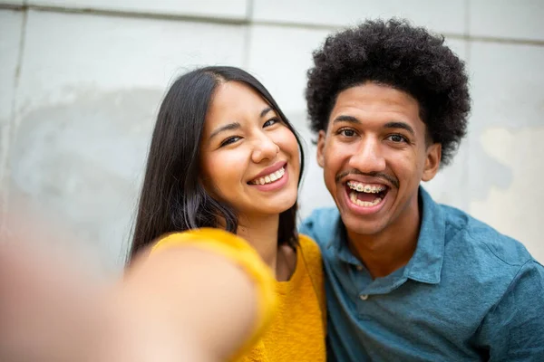 Tutup Potret Tersenyum Pasangan Muda Mengambil Selfie Bersama Sama — Stok Foto