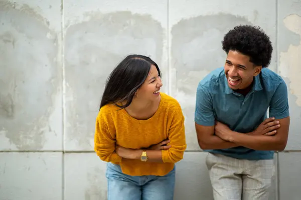 Potret Pasangan Muda Tertawa Oleh Dinding — Stok Foto