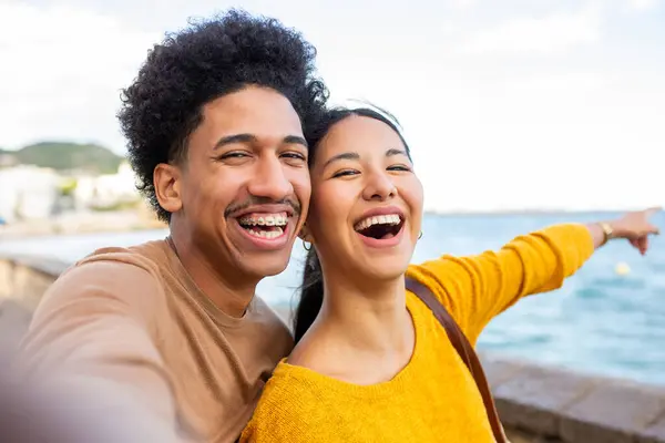Potret Pasangan Muda Yang Bahagia Mengambil Selfie Oleh Laut — Stok Foto