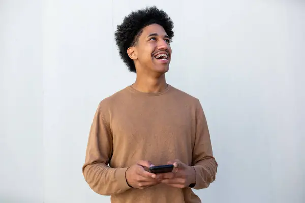 Happy African American Man Menggunakan Ponsel Pintar Dengan Dinding Putih — Stok Foto