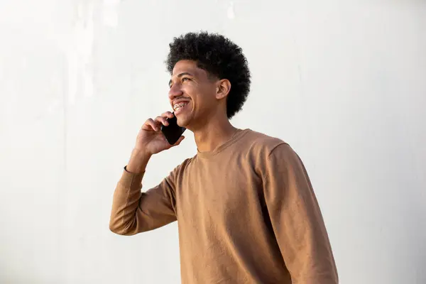 Snygg Afroamerikansk Man Talar Mobiltelefon Vit Bakgrund — Stockfoto