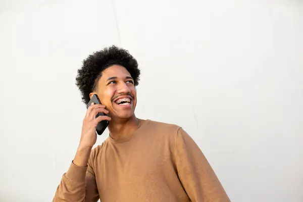 Potret Tersenyum Muda African American Pria Berbicara Dengan Ponsel — Stok Foto