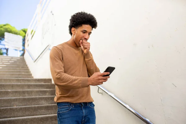 携帯電話で階段を下るポートレートマン — ストック写真