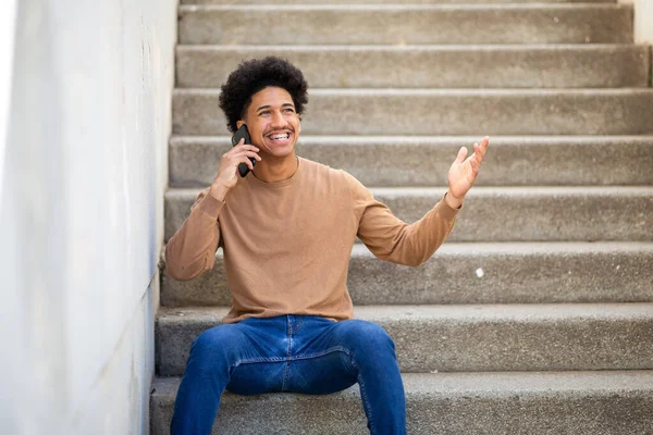 Porträtt Glad Ung Latinamerikan Man Sitter Trappor Talar Med Telefon — Stockfoto