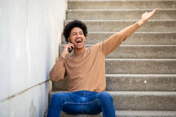 Porträtt Glad Ung Latinamerikan Man Sitter Trappor Talar Med Mobiltelefon — Stockfoto
