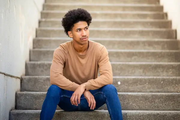 Portret Koele Jonge Afrikaans Amerikaanse Man Zit Trap — Stockfoto
