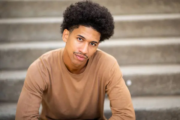 Porträtt Allvarlig Ung Afrikansk Amerikansk Man Stirrar — Stockfoto