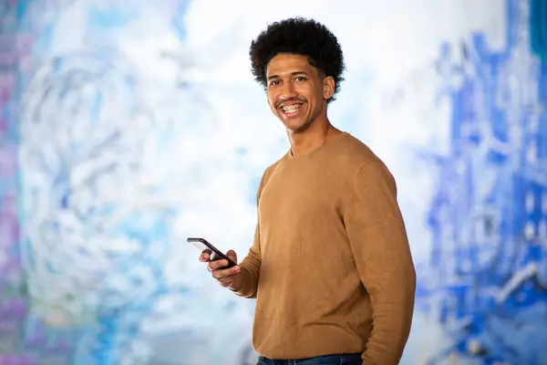 Porträtt Leende Ung Afrikansk Amerikan Man Stående Med Mobiltelefon — Stockfoto