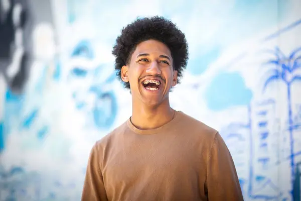 Porträtt Skrattar Ung Afrikansk Amerikansk Man — Stockfoto
