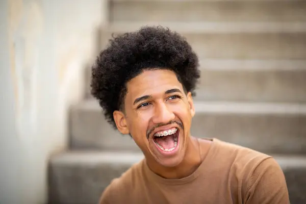 Close Portret Jong Afrikaans Amerikaanse Man Lachen — Stockfoto