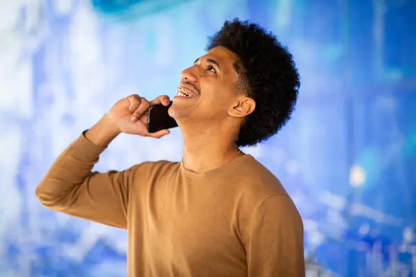 Retrato Lateral Hombre Afroamericano Feliz Hablando Con Teléfono Móvil — Foto de Stock
