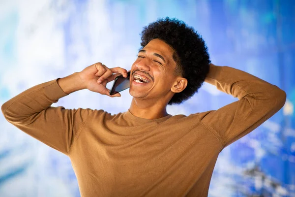 Portrait Happy Hispanic Man Talking Cellphone — Stok Foto
