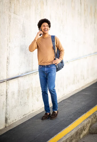 Helkroppsporträtt Ung Afrikansk Amerikan Man Promenader Med Mobiltelefon Och Väska — Stockfoto