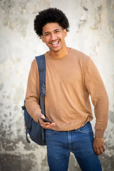 Potret Tersenyum Muda African American Pria Membawa Ponsel Dan Tas — Stok Foto