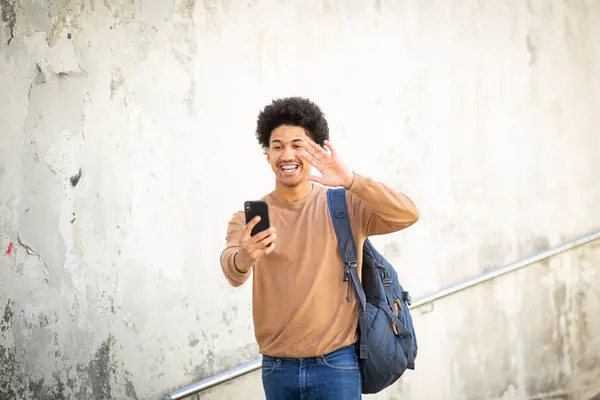 Porträtt Glad Ung Man Gör Videosamtal Med Mobiltelefon — Stockfoto