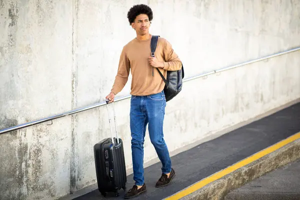 Potret Seluruh Tubuh Muda African American Perjalanan Manusia Berjalan Dengan — Stok Foto