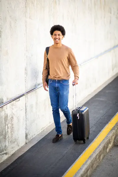 Potret Tubuh Penuh Pemuda Hispanik Pria Perjalanan Berjalan Dengan Tas — Stok Foto