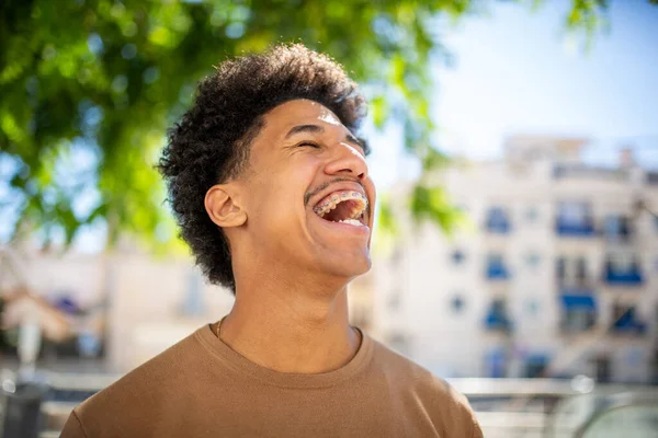 Porträtt Lycklig Ung Man Skrattar Utomhus — Stockfoto