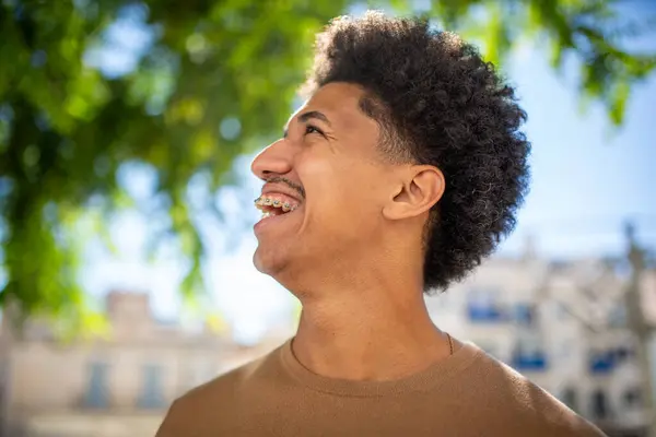 Närbild Porträtt Glad Afrikansk Amerikansk Man Skrattar Och Tittar Bort — Stockfoto