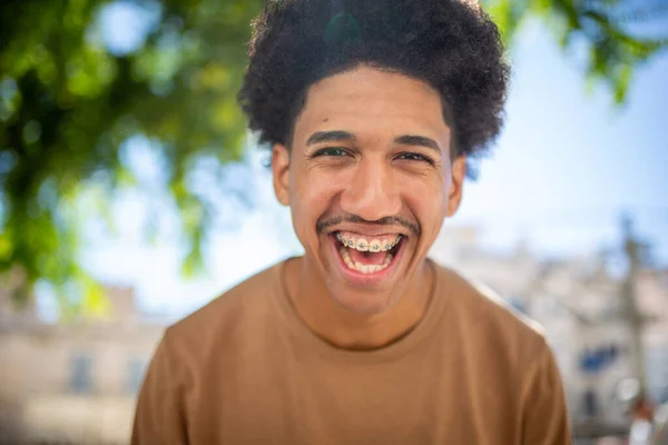Close Gezicht Portret Gelukkig Jong Afrikaans Amerikaanse Man Lachen — Stockfoto